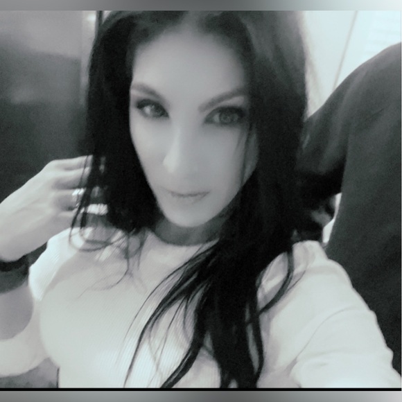 Meet your Posher, Angela - Picture 2 of 5